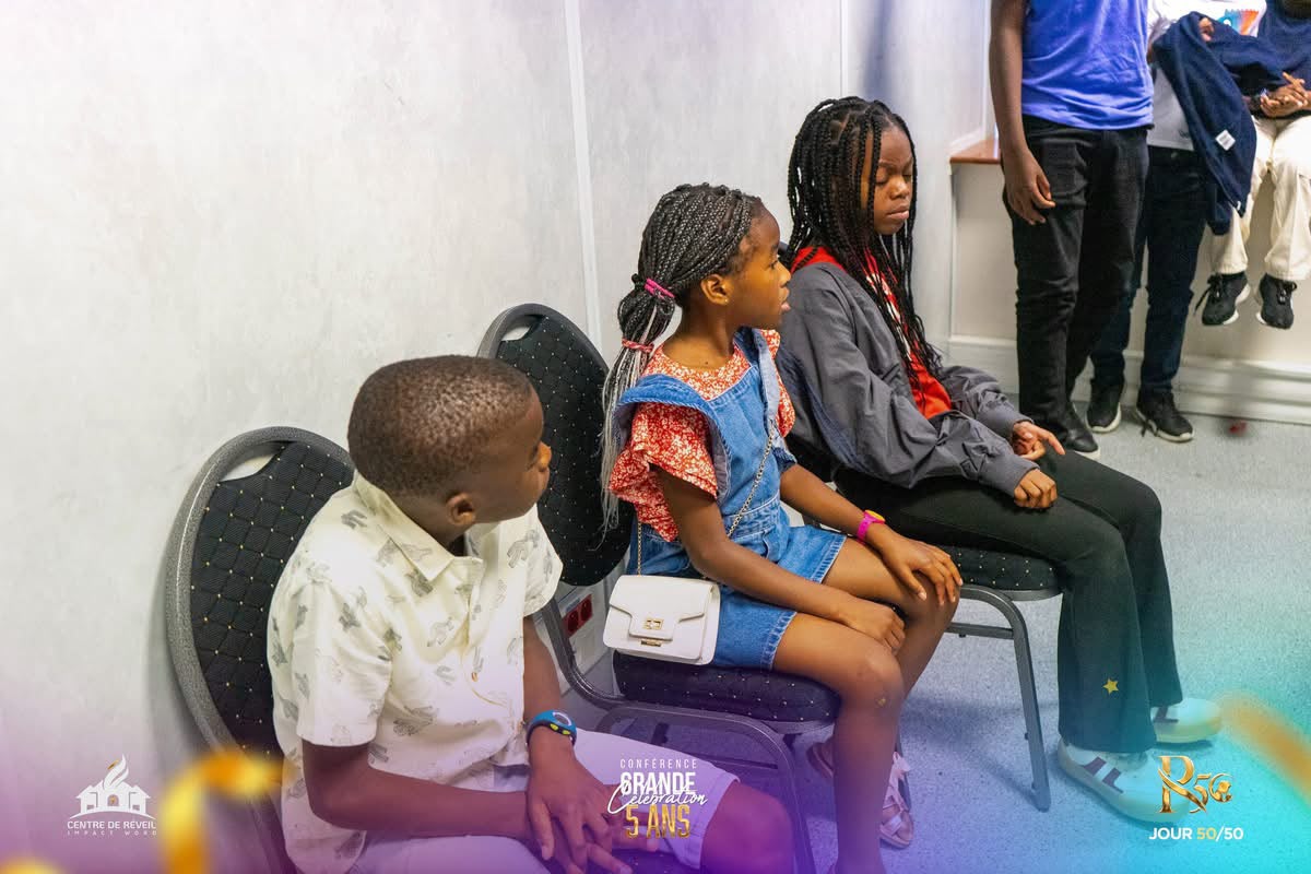 Enfants attentifs pendant un temps de partage